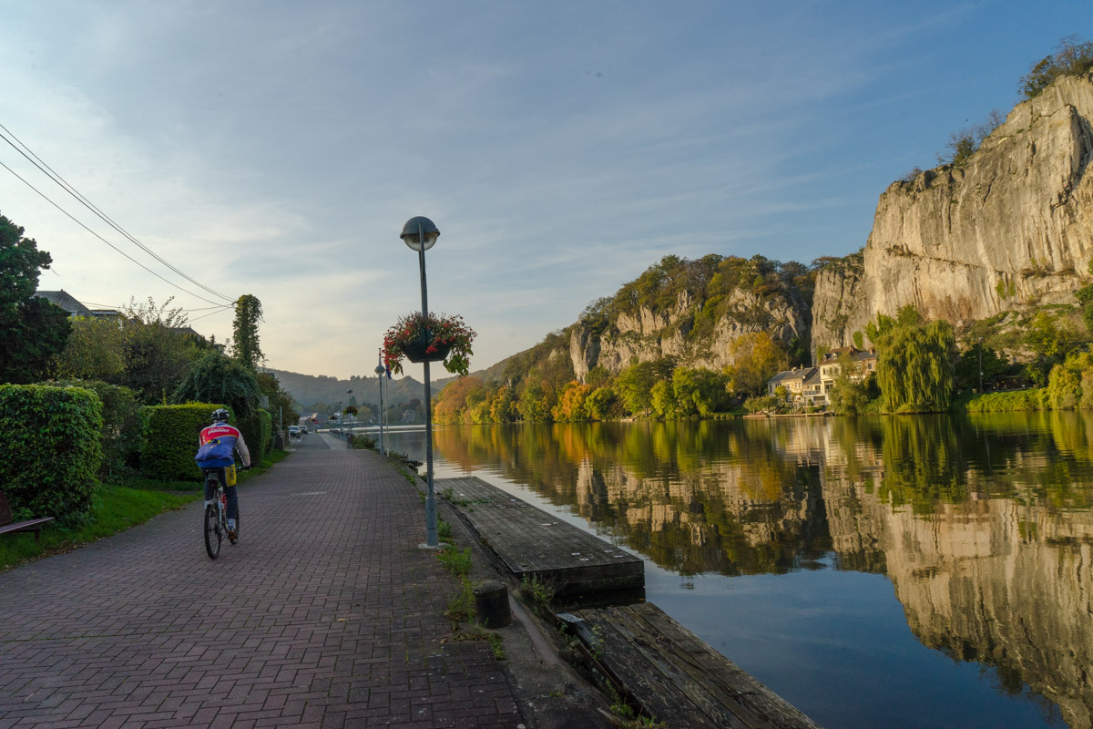 Eurovélo 5 et Eurovélo 19 dans la vallée de la Meuse en Wallonie, Belgique. En Automne.