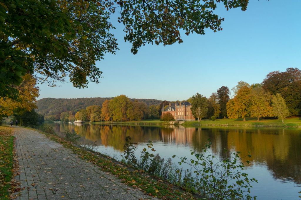 Eurovélo 5 et Eurovélo 19 dans la vallée de la Meuse en Wallonie, Belgique. En Automne.