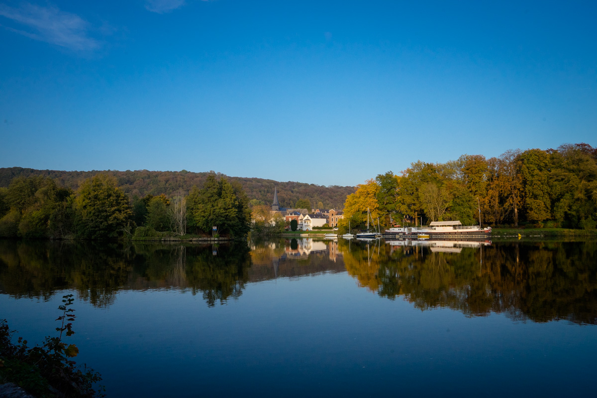 Eurovélo 5 et Eurovélo 19 dans la vallée de la Meuse en Wallonie, Belgique. En Automne.